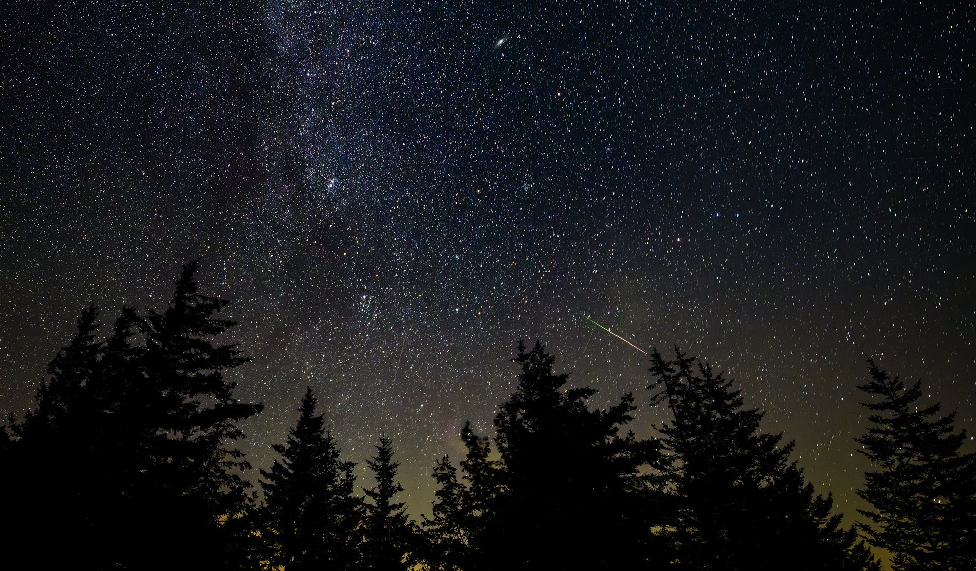 Meteor z roju Perseidów na tle rozgwieżdżonego nieba